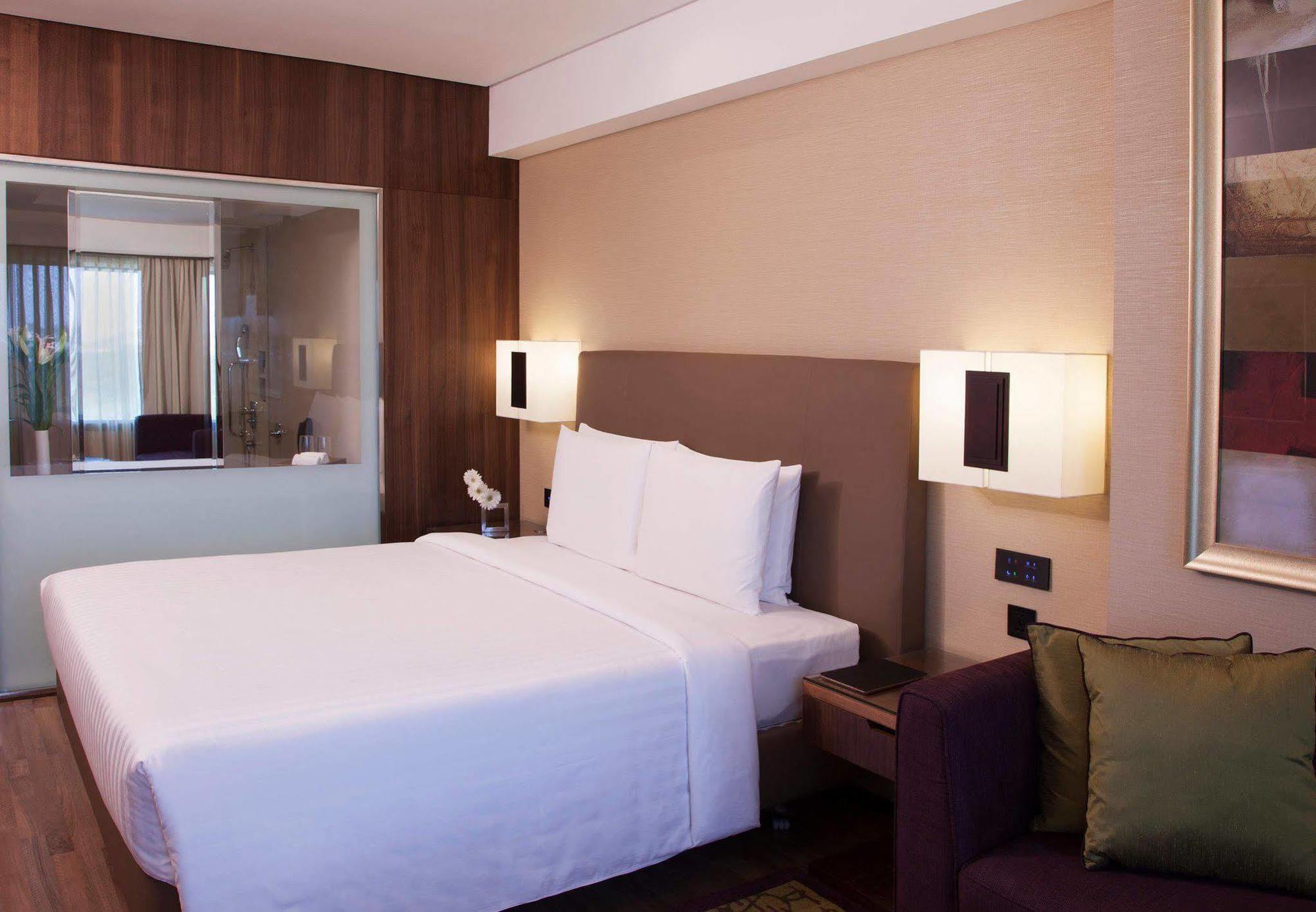 Courtyard By Marriott Chennai Ξενοδοχείο Εξωτερικό φωτογραφία